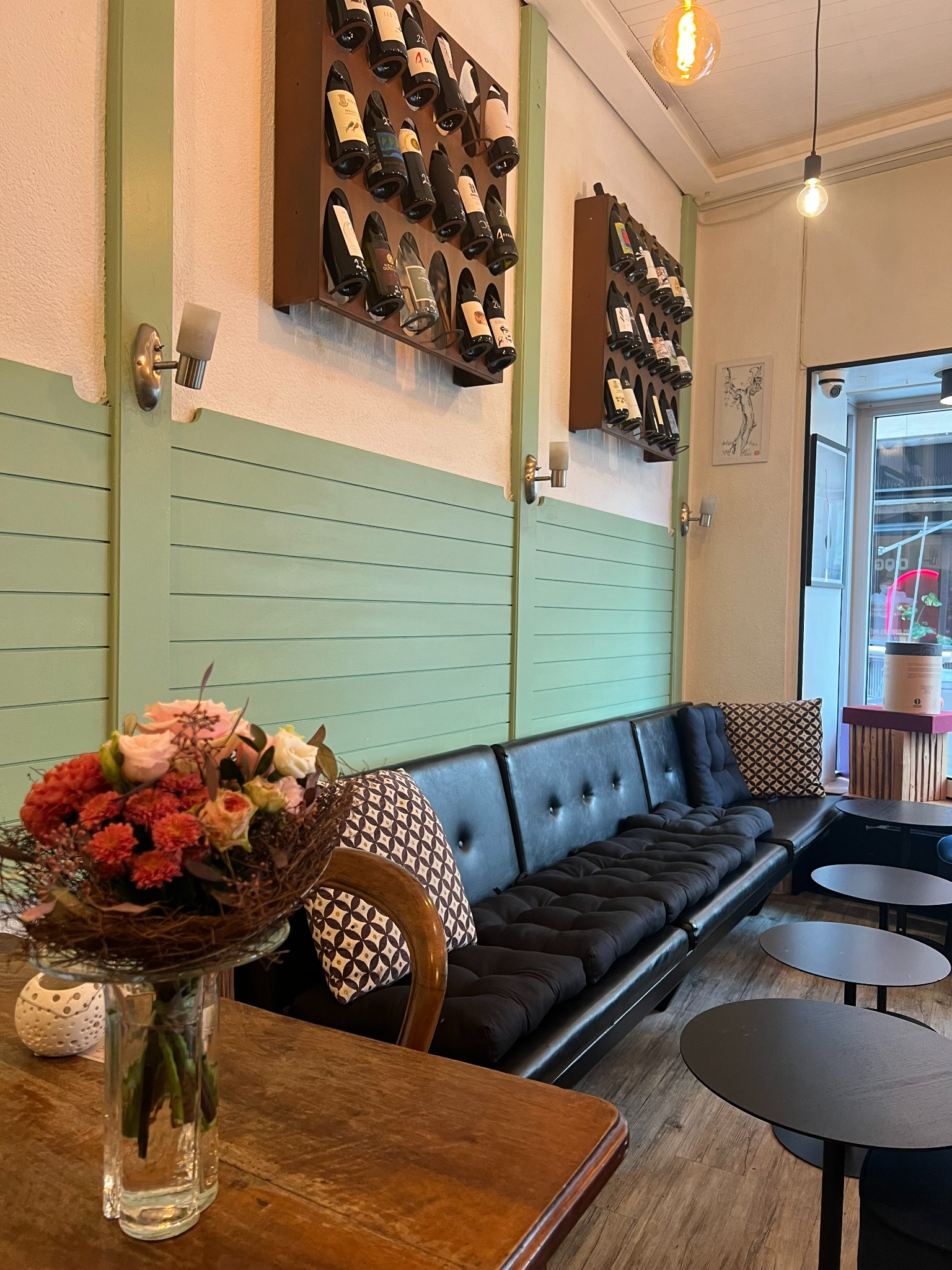 Intérieur chaleureux du bar O TANIN