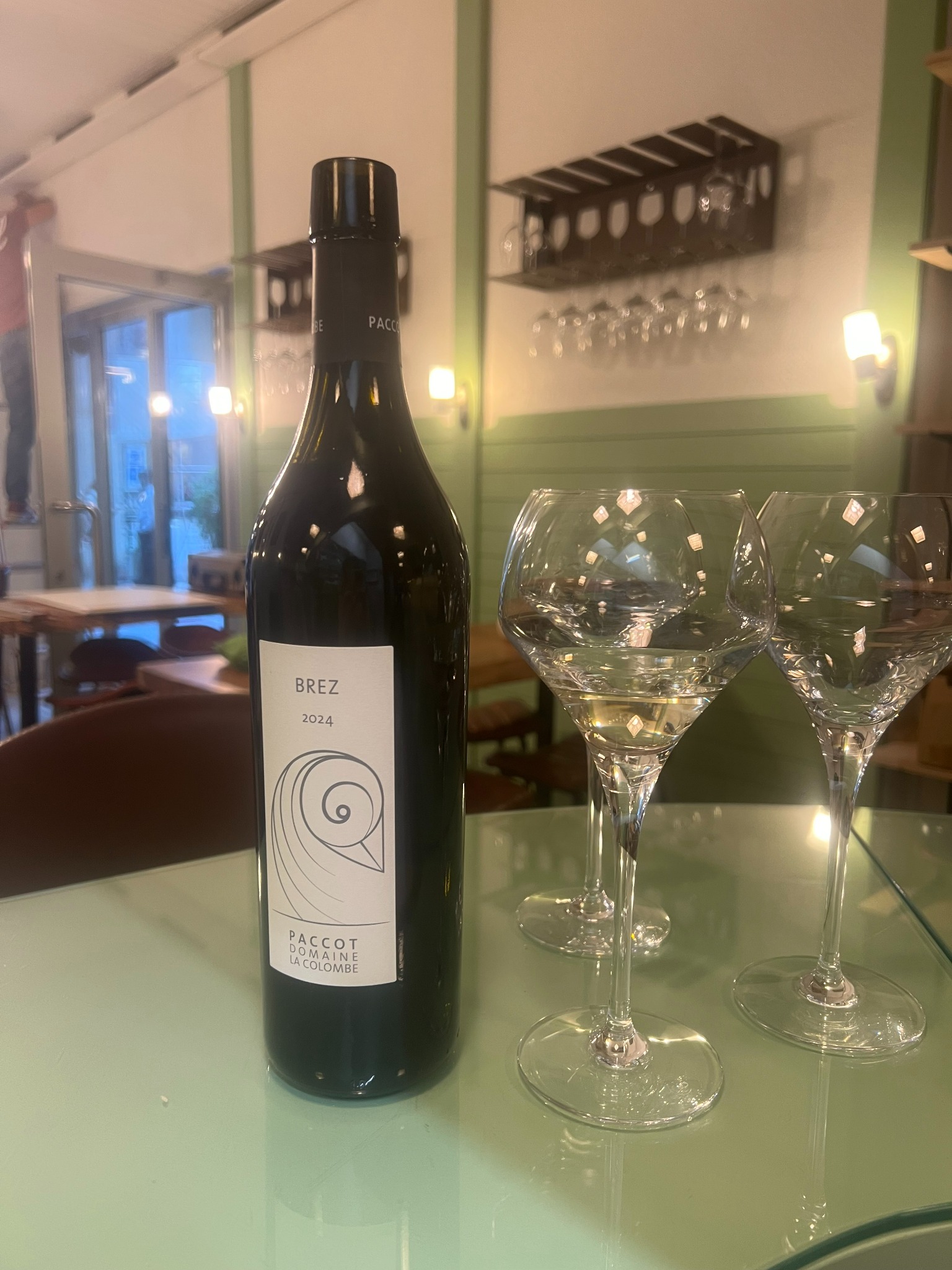Une bouteille de vin et deux verres dans le bar O TANIN